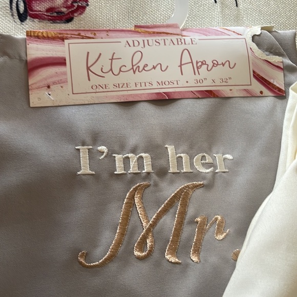 Brand new Mr and Mrs aprons - Picture 3 of 5